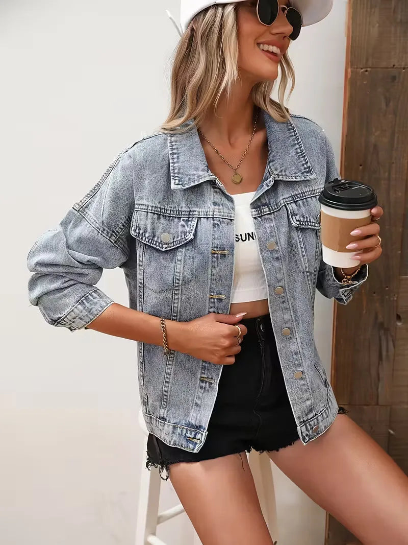 Lichtblauwe dames spijkerjas, oversized model. Met opvallende glanzende franjes. Perfect voor festival outfits en streetwear.