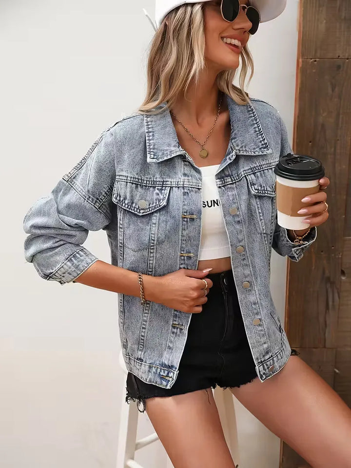Lichtblauwe dames spijkerjas, oversized model. Met opvallende glanzende franjes. Perfect voor festival outfits en streetwear.