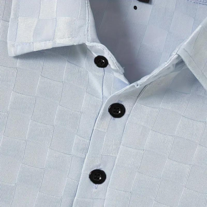Lichtblauwe polo voor heren met korte mouwen en ademende stof, ideaal voor casual en formele gelegenheden.