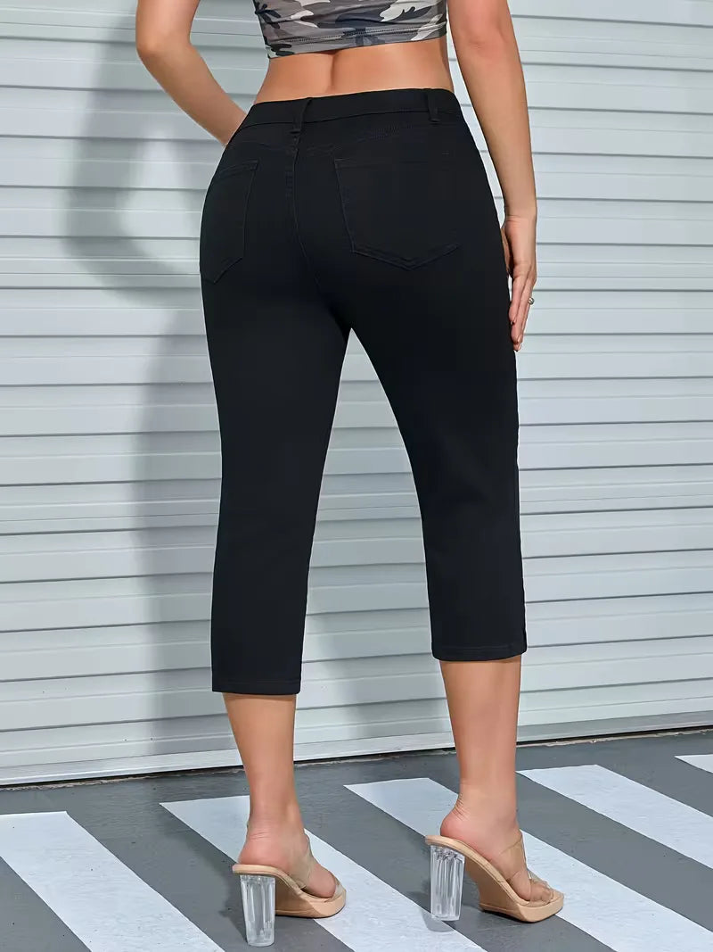 Detailfoto van de moderne splitzoom op een lichtblauwe skinny jeans voor dames.