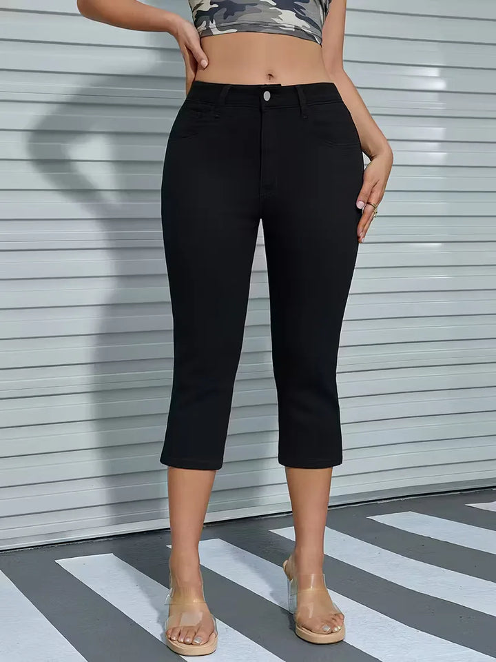 Model draagt zwarte skinny jeans met splitzoom, benadrukt de elegante slim fit.