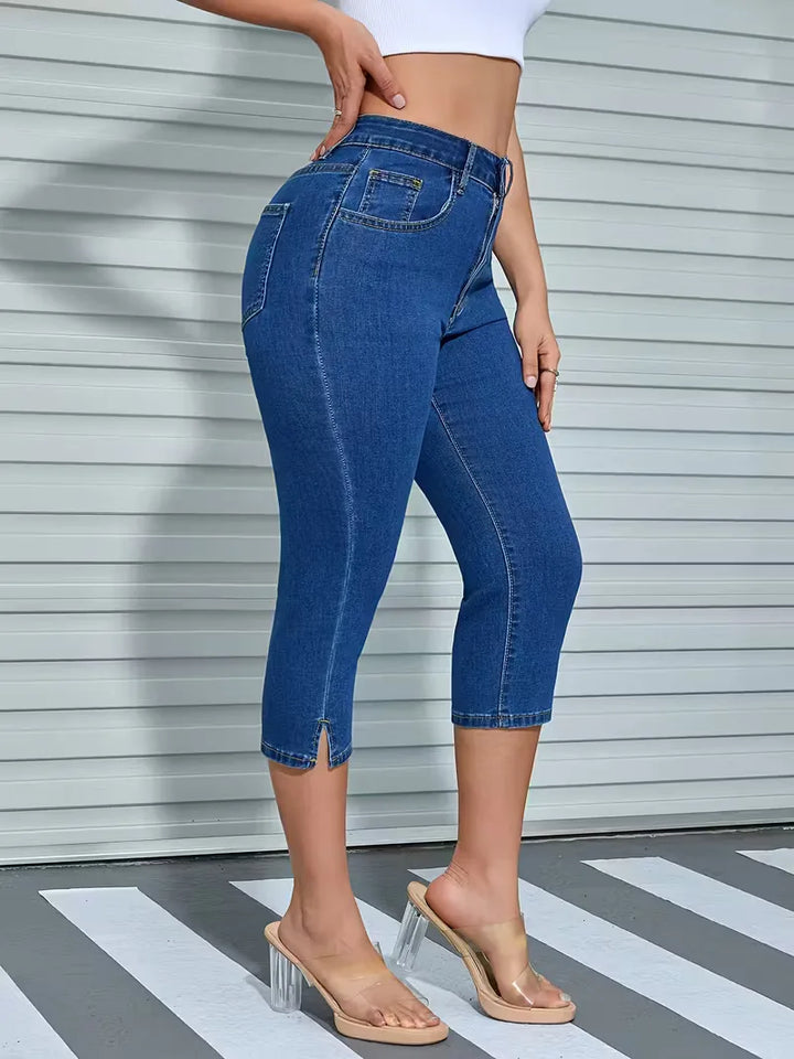 Zwarte slim fit dames jeans, skinny model, met opvallende splitzoom onderaan de pijp.