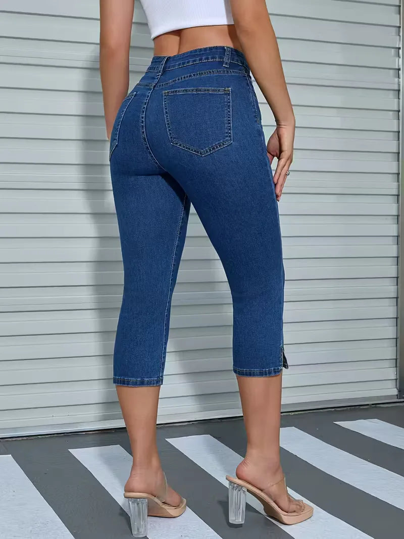 Comfortabele en stijlvolle lichtblauwe skinny jeans met splitzoom voor een modieuze dame.
