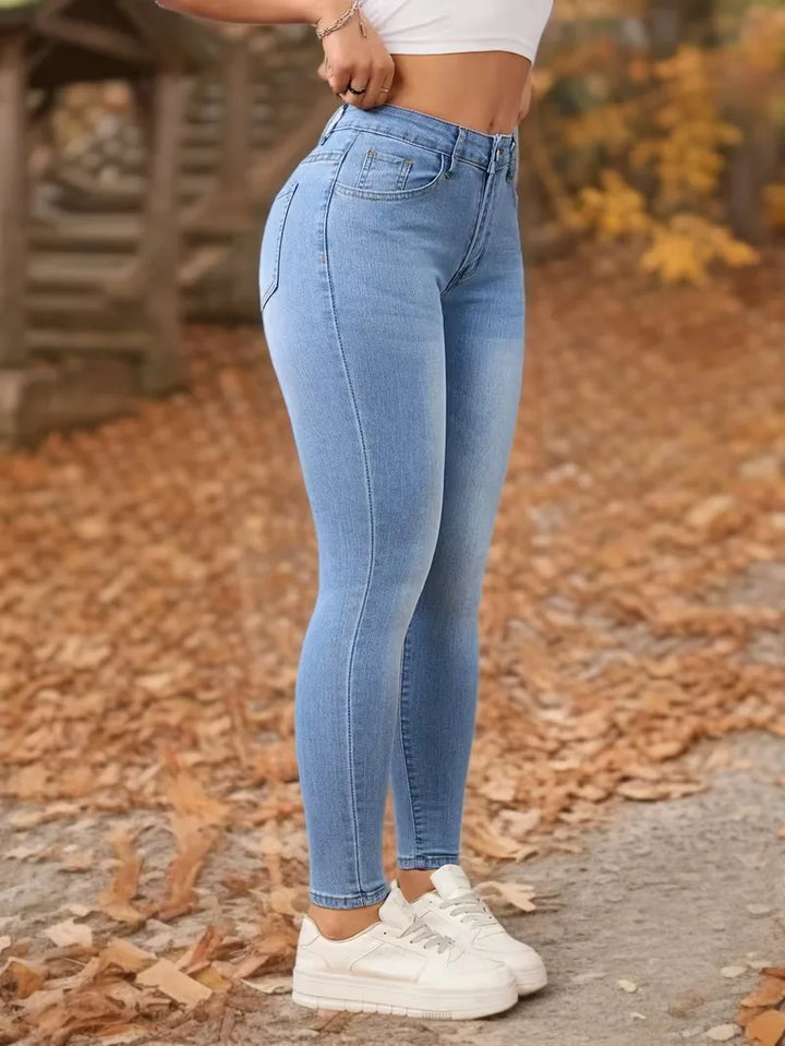 Lichtblauwe skinny jeans voor dames met hoge taille, perfect voor een slimfit casual lente- of zomerlook.