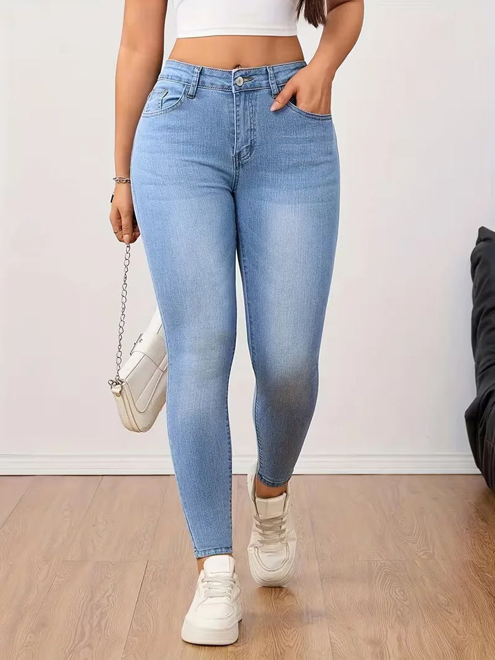 Dames lichtblauwe skinny jeans met hoge taille; een comfortabele slimfit broek, ideaal voor casual streetwear.