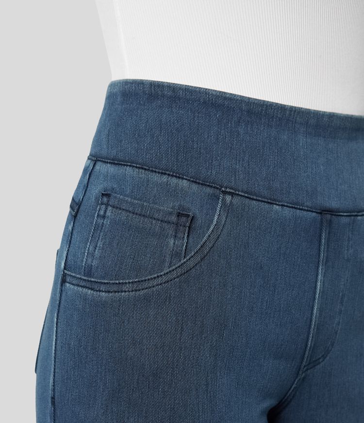 Dames high-waist jeans: lichtblauwe wide leg met elastische band, comfortabel en stijlvol.
