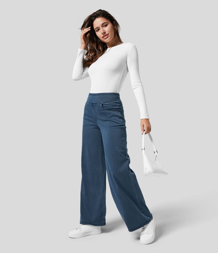 Lichtblauwe dames jeans met wijde pijpen, hoge elastische taille, modern en casual.
