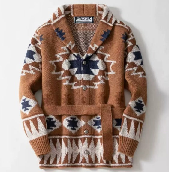 Lichtbruin heren gebreid cardigan met jacquardpatroon en sjaalkraag. Casual herfst- en wintermode.