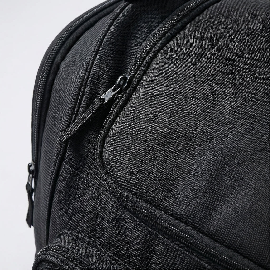 Compacte unisex sporttas/reistas met verstelbare schouderriem en meerdere vakken voor organisatie.