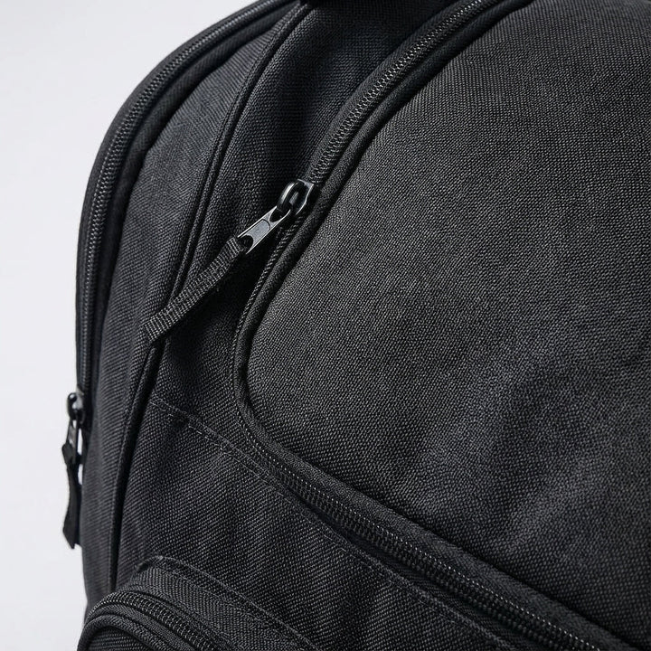 Compacte unisex sporttas/reistas met verstelbare schouderriem en meerdere vakken voor organisatie.