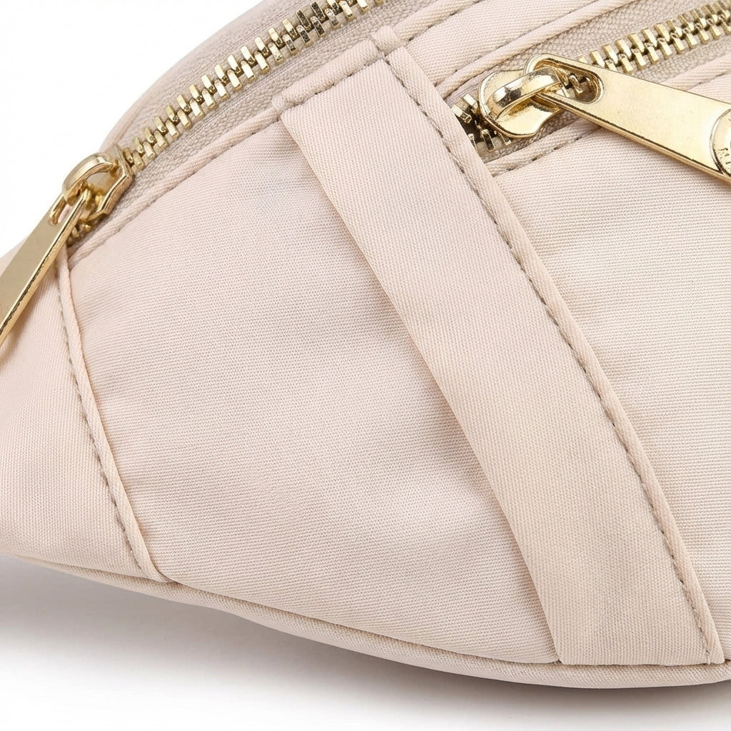 Blauwe LightPouch nylon heuptas, comfortabel en stijlvol voor onderweg, geschikt als schoudertas.