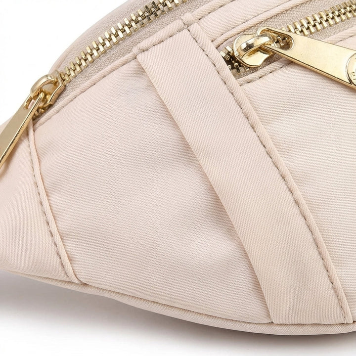 Blauwe LightPouch nylon heuptas, comfortabel en stijlvol voor onderweg, geschikt als schoudertas.