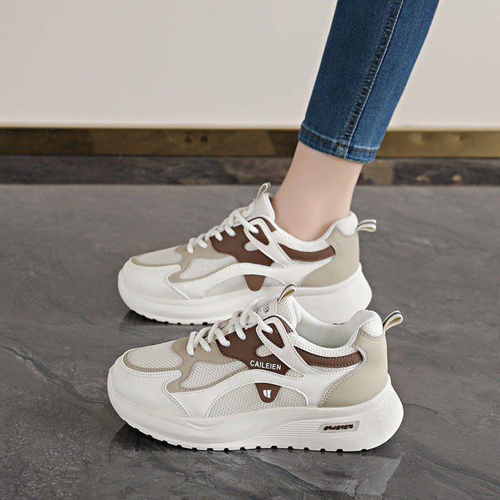 Bruine dames sportschoenen met lichtgewicht ondersteuning en flexibele zool, comfortabel voor de hele dag.