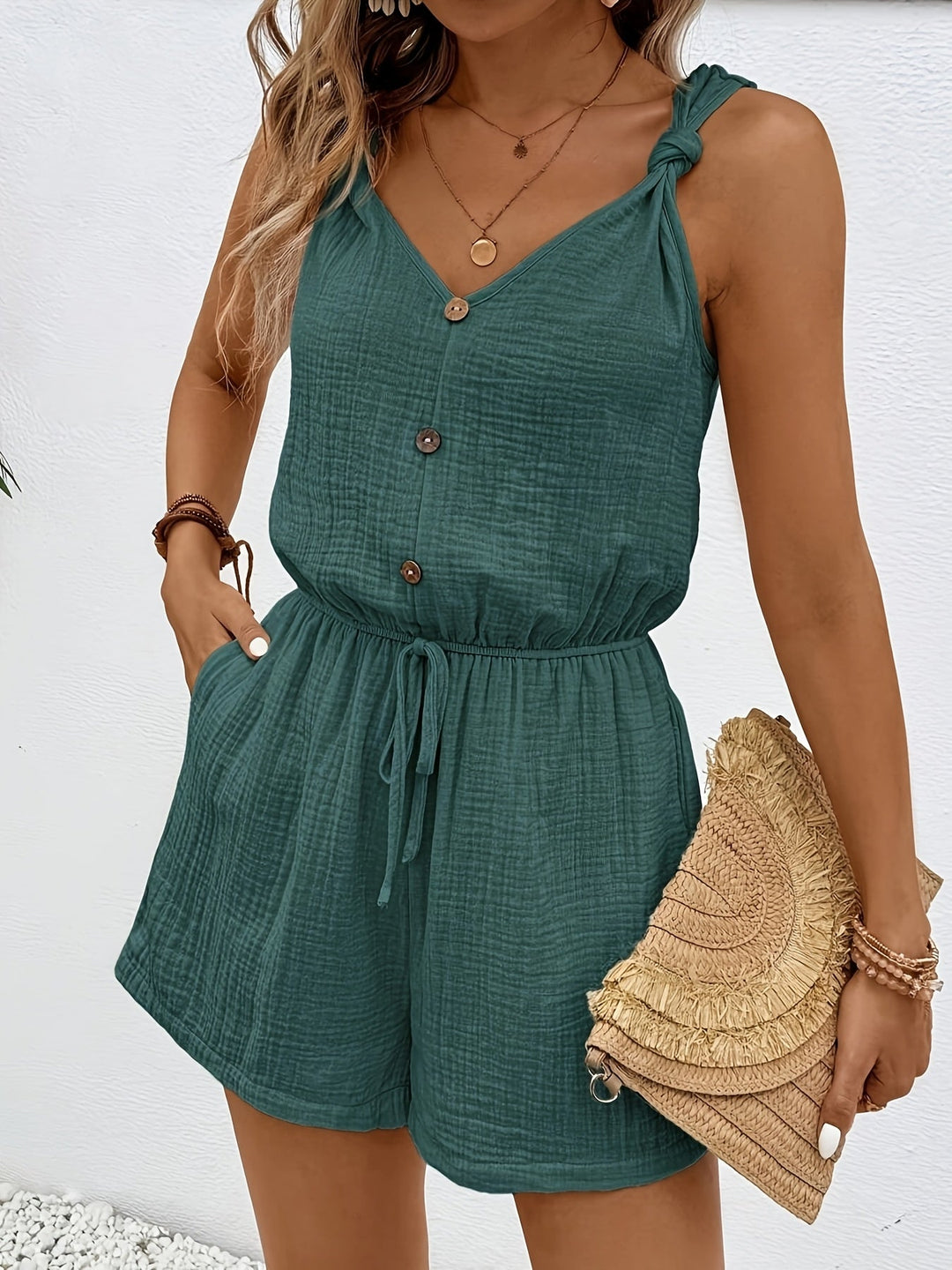 "Lichtgewicht geribde jumpsuit met trekkoord taille, speelse kraag, luchtige zomerstijl, vooraanzicht"