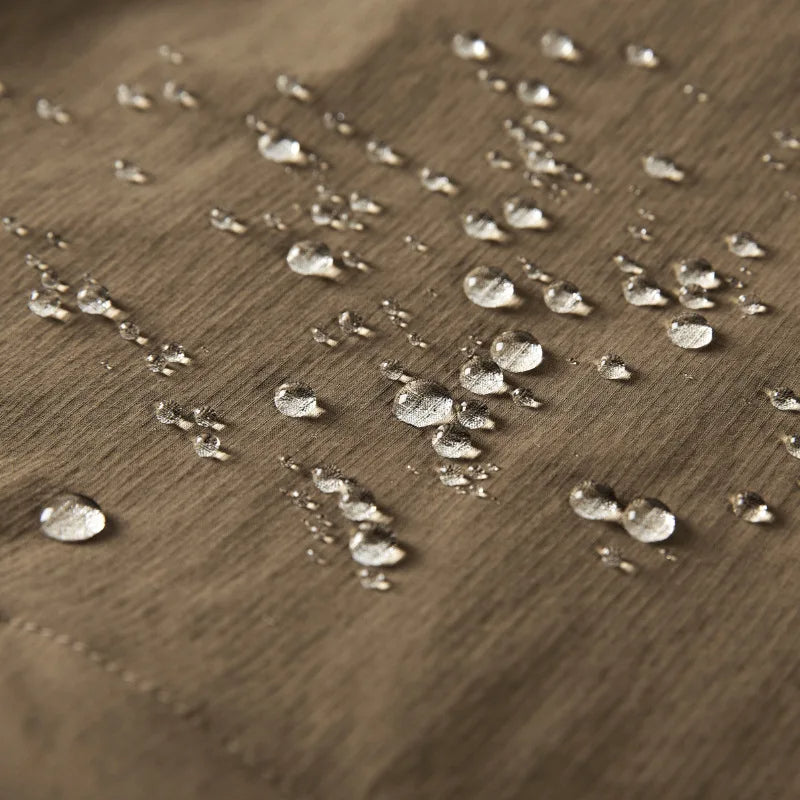 "Lichtgewicht heren outdoorbroek met afritsbare pijpen, sneldrogend en ademend, ideaal voor avontuurlijke zomerdagen."