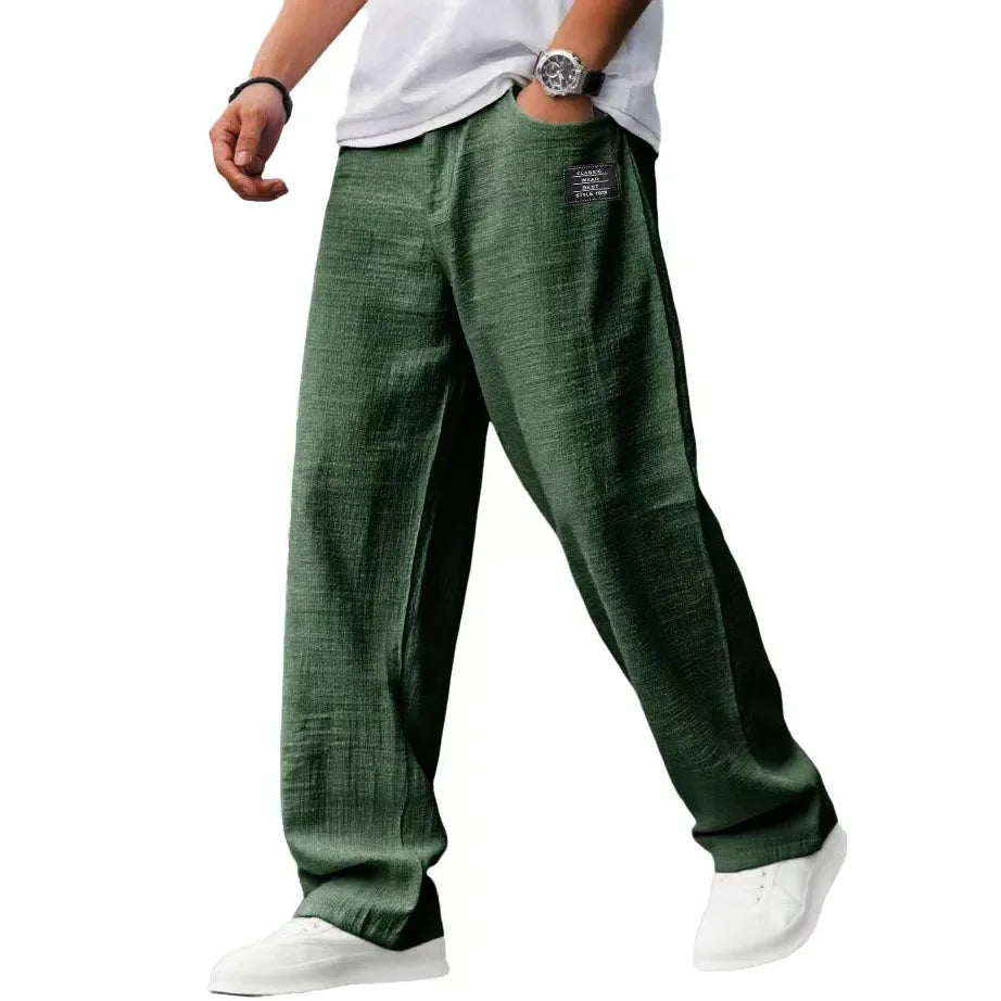 Man in lichtgewicht herenbroek met rechte pijp. Casual comfort voor dagelijks en vrije tijd.