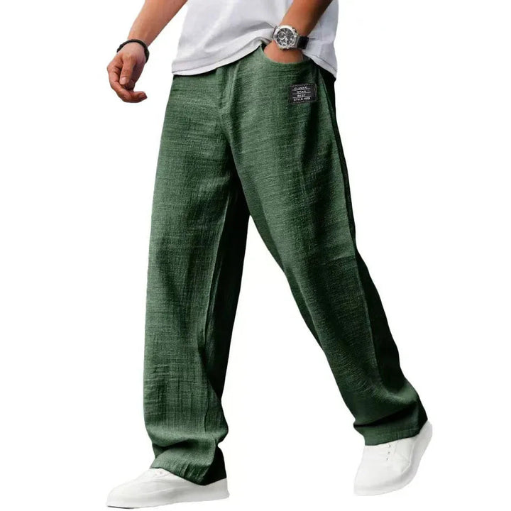 Man in lichtgewicht herenbroek met rechte pijp. Casual comfort voor dagelijks en vrije tijd.