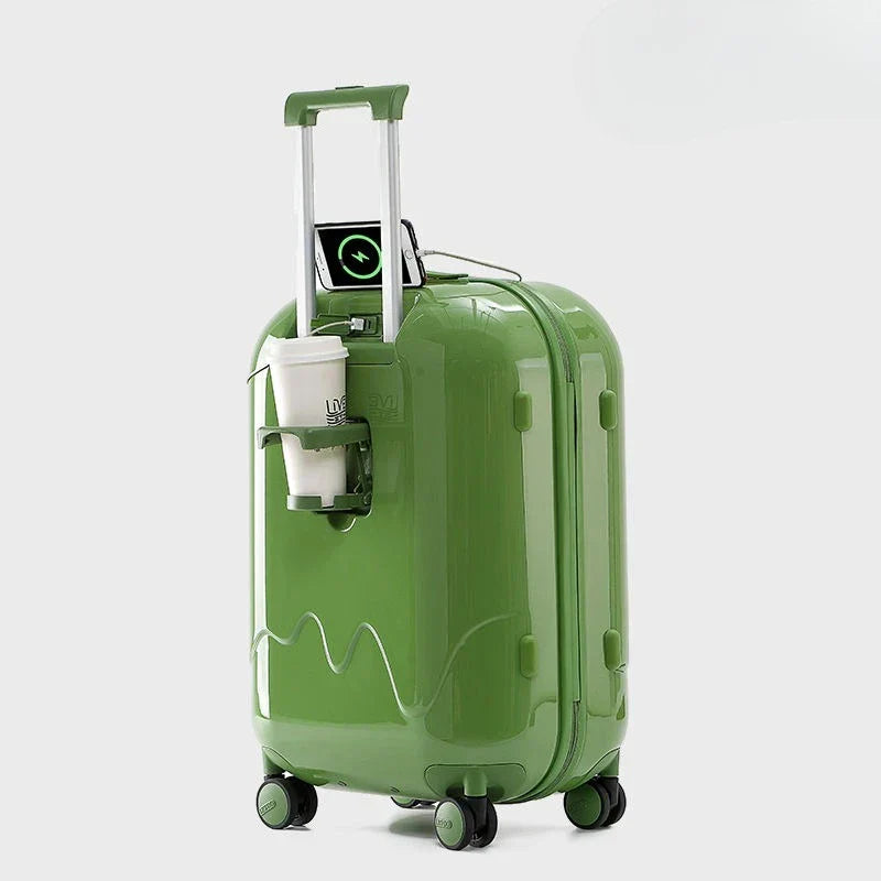 Kind met vrolijke, lichtgewicht kinderkoffer met cijferslot, klaar om te reizen en op vakantie te gaan.