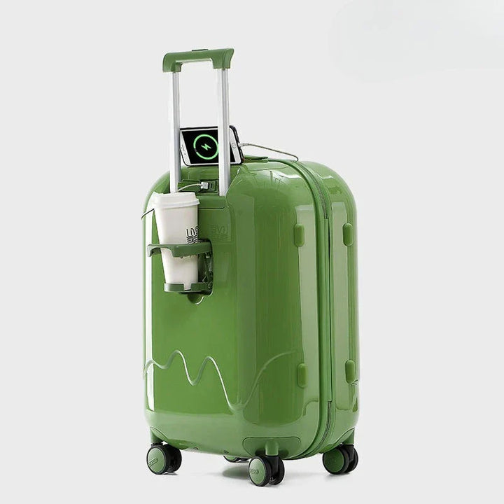 Kind met vrolijke, lichtgewicht kinderkoffer met cijferslot, klaar om te reizen en op vakantie te gaan.