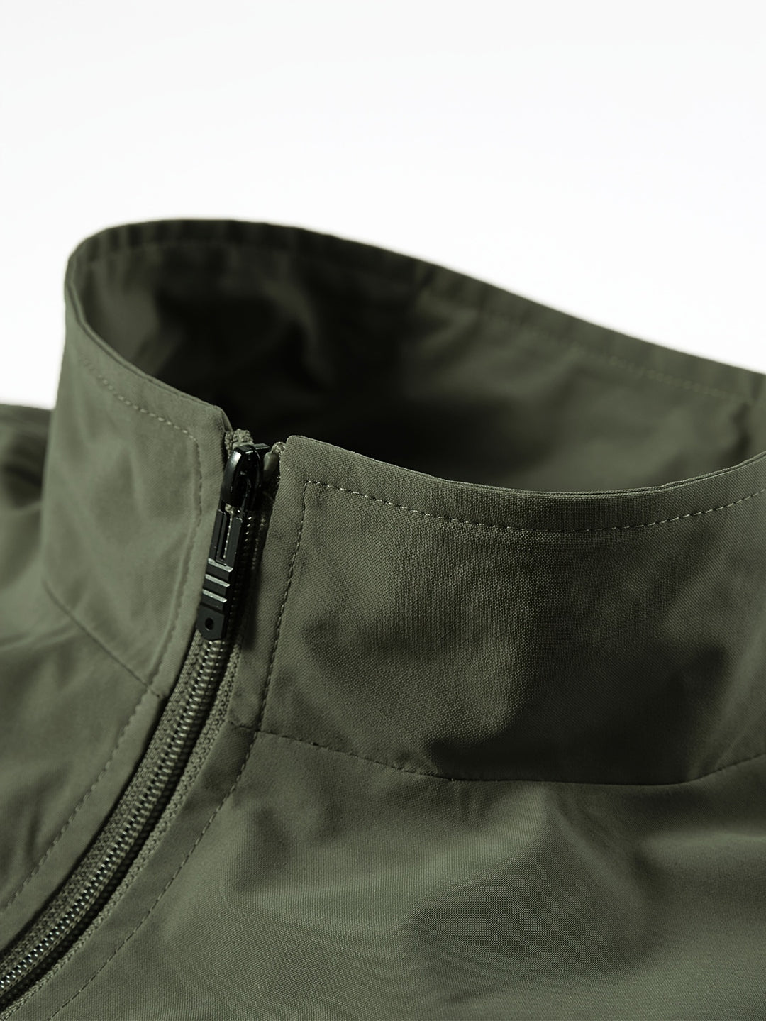 "Lichtgewicht mouwloos heren sportvest in grijze polyester stof, ideaal voor buitenactiviteiten in de lente en zomer."