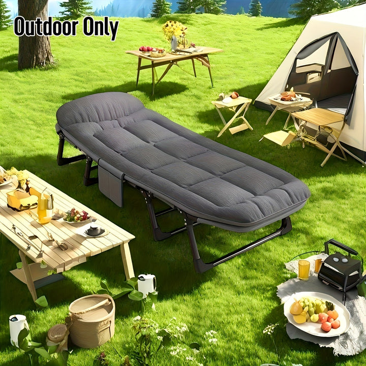 "Lichtgewicht opvouwbaar campingbed van aluminium en RVS in de natuur, ideaal voor kamperen en hiking avonturen."