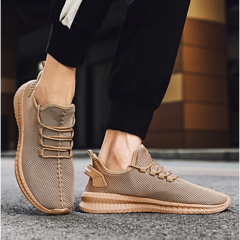 Man die comfortabel loopt in de lichtgewicht orthopedische herenschoenen.