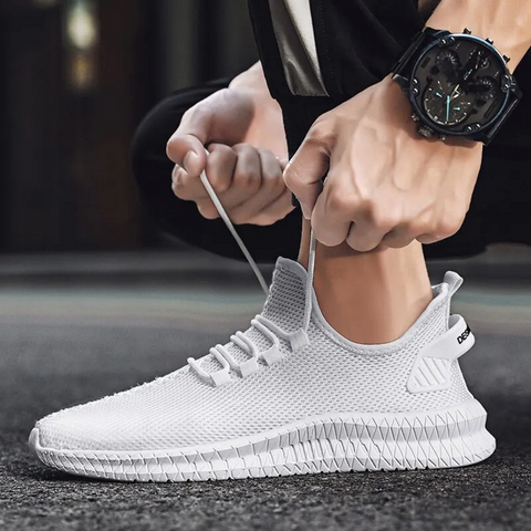 Stijlvolle outfit met de zwarte lichtgewicht orthopedische herenschoenen, perfect voor casual gelegenheden.