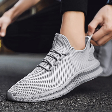 Lichtgewicht orthopedische herenschoenen in zwart, ergonomisch ontwerp met ademend mesh, ideaal voor dagelijks comfort.