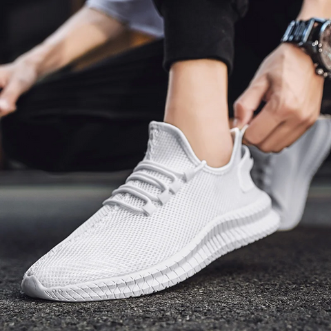 Stijlvolle outfit met de witte lichtgewicht orthopedische herenschoenen, perfect voor casual gelegenheden.
