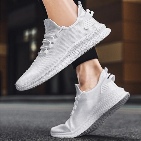Stijlvolle outfit met de grijze lichtgewicht orthopedische herenschoenen, perfect voor casual gelegenheden.