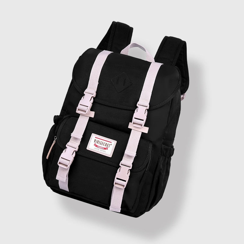 Lichtgewicht unisex reisrugzak (20-35L) in een natuurlijke setting, ideaal voor reizen en dagelijks gebruik.