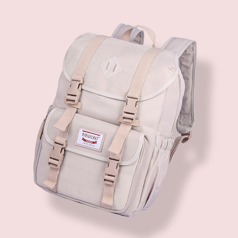 Unisex pendelrugzak (20-35L) in gebruik, ideaal voor avonturiers, stedentrips en outdoor activiteiten.