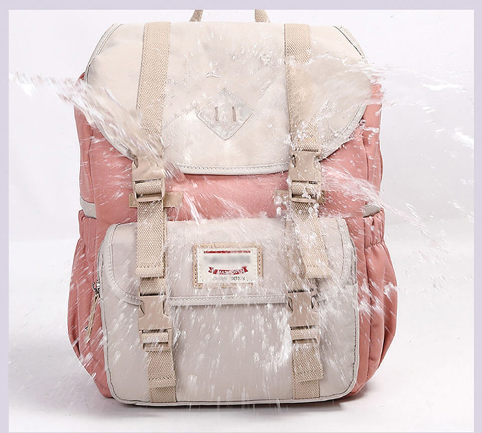 Model draagt de lichtgewicht, georganiseerde unisex rugzak, comfortabel voor lange dagen en reizen.