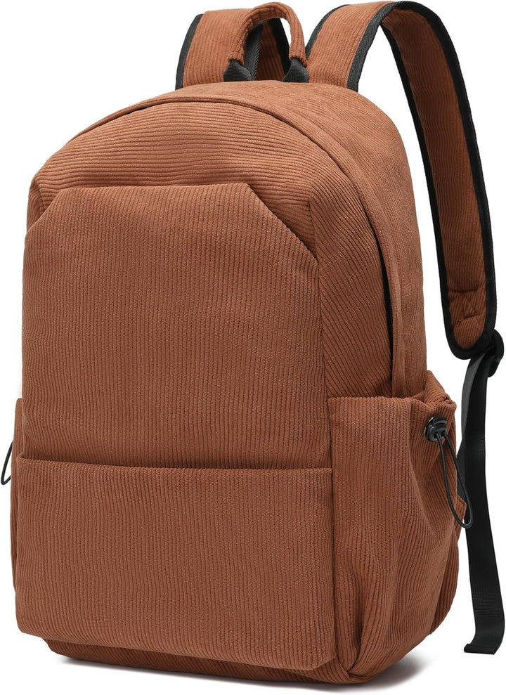 Student met waterafstotende schooltas wandelt over de campus, alle studieboeken bij de hand.