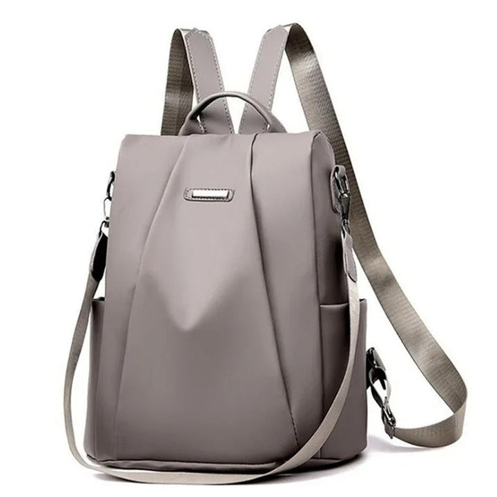 Modieuze zwarte nylon dames rugzak, te transformeren naar schoudertas of crossbodytas voor onderweg.