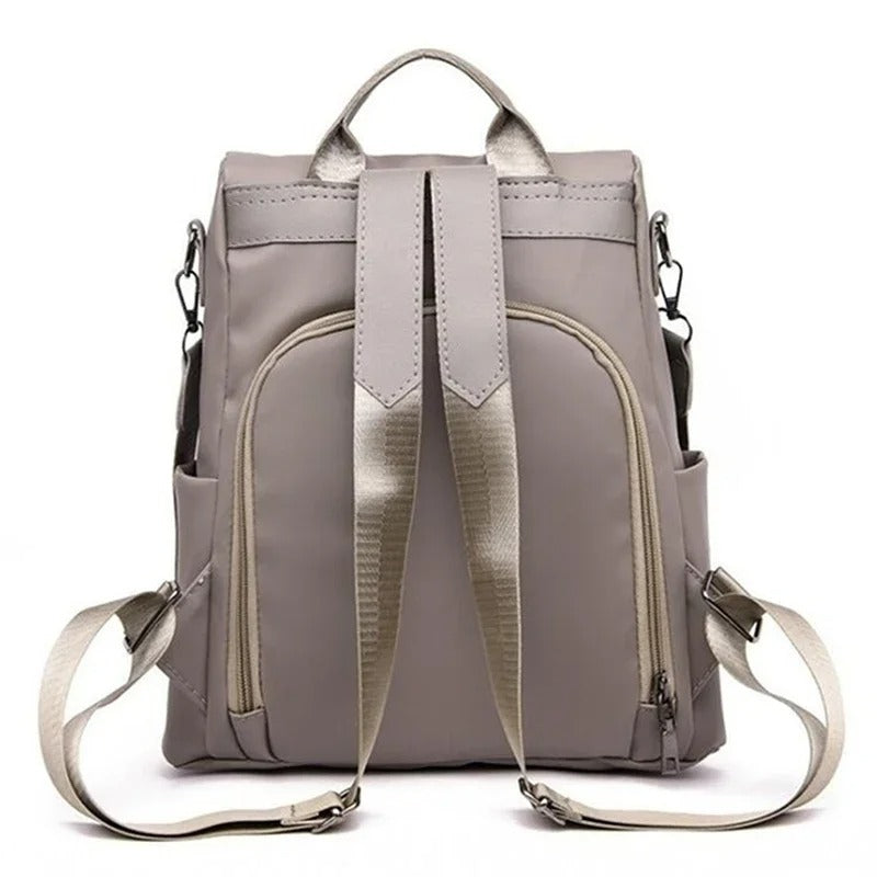 Minimalistische khaki damesrugzak van lichtgewicht nylon, stijlvol en praktisch voor elke gelegenheid.
