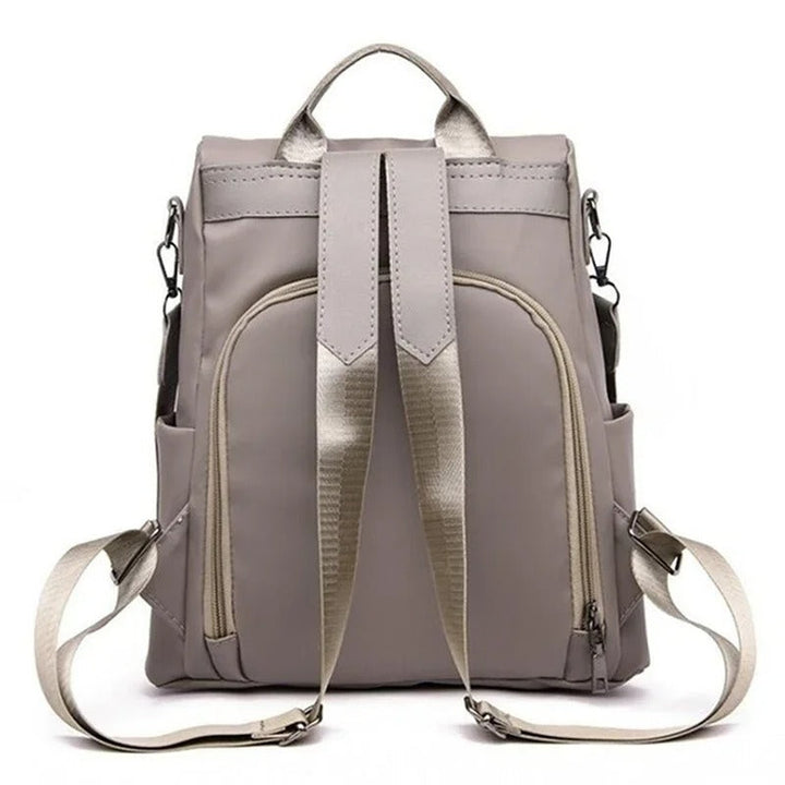 Minimalistische khaki damesrugzak van lichtgewicht nylon, stijlvol en praktisch voor elke gelegenheid.