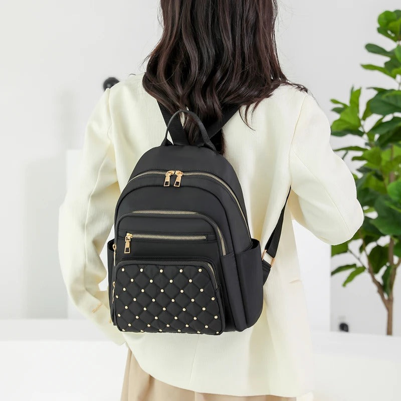 Praktische waterafstotende nylon rugzak voor dames, lichtgewicht en multifunctioneel als schooltas of reistas.
