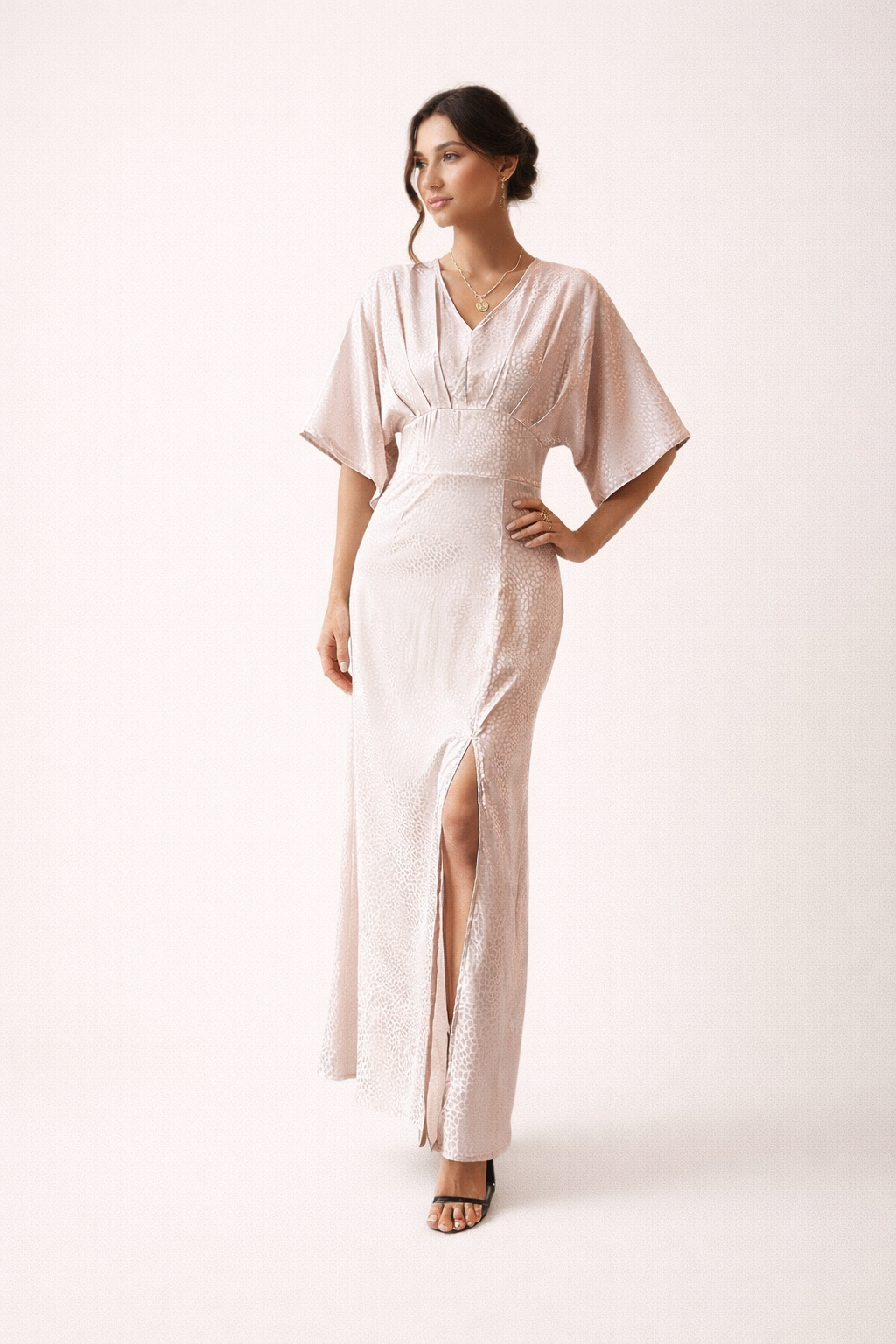 Casual lichtroze maxi jurk voor dames, met luchtige korte mouwen en chique zijsplit. Ideale zomerkleding.
