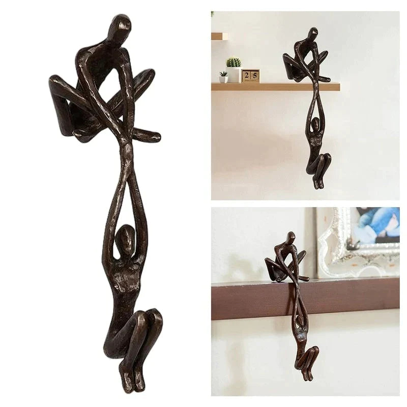 Liefdesbeeldje van hars, twee figuren omhelzen elkaar in een harmonieus, modern woondecoratie sculptuur.
