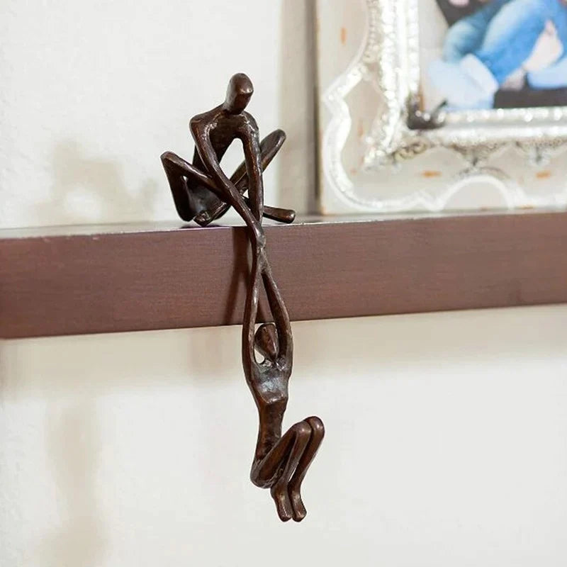 Elegant sculptuur van twee silhouetten in hars, ideaal als romantische woondecoratie en liefdevol cadeau.