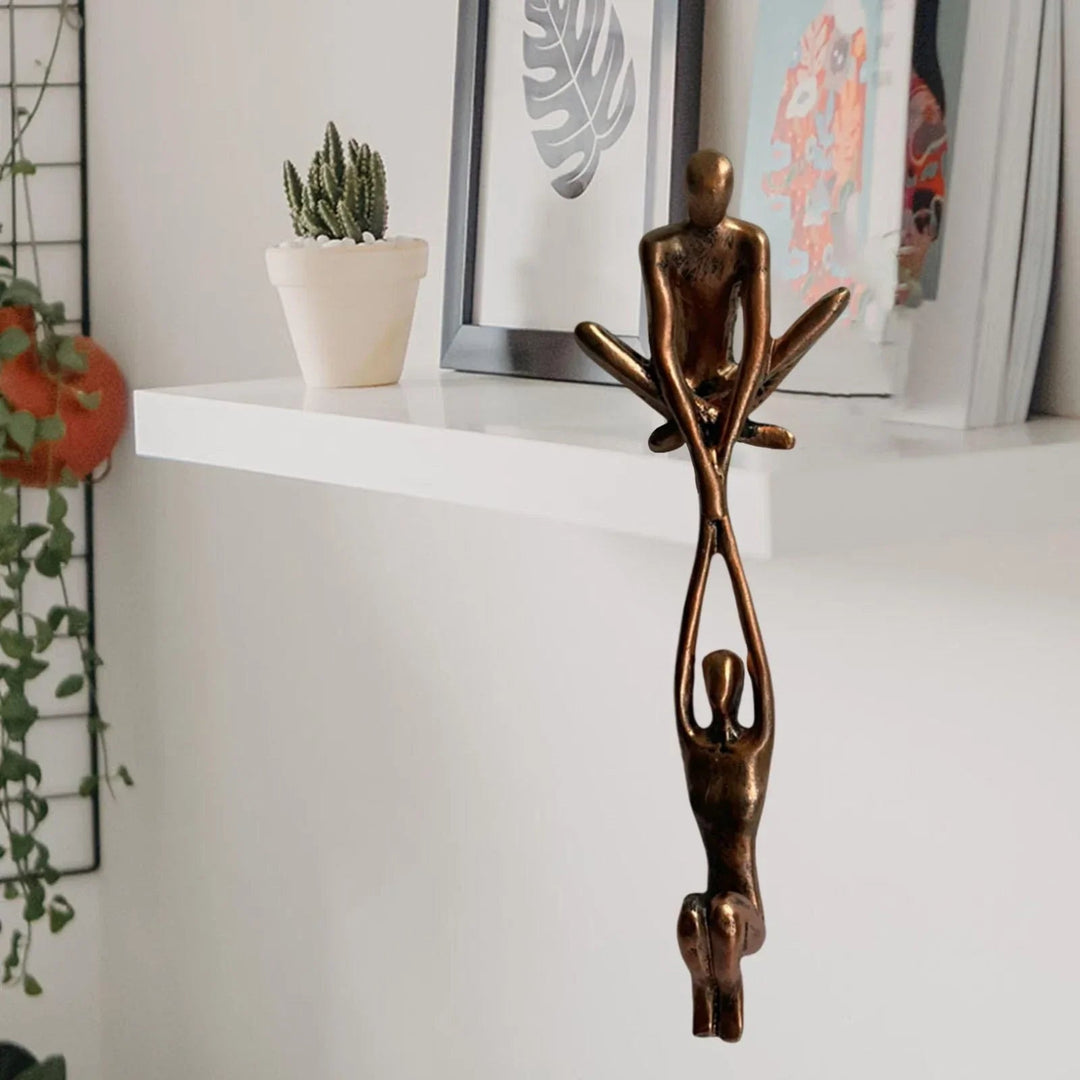 Decoratief liefdesbeeldje in kunsthars, een tijdloos sculptuur dat liefde en harmonie toevoegt aan huis.