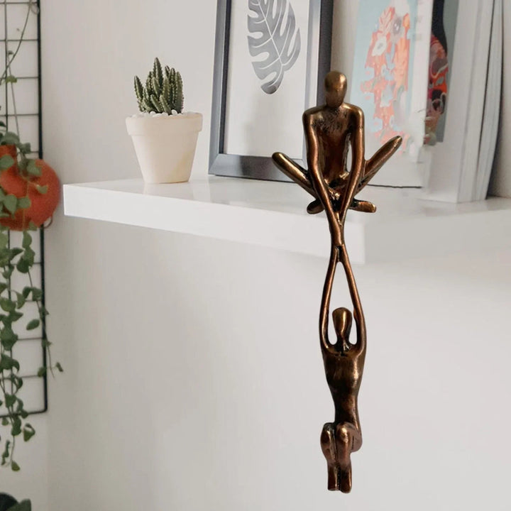 Decoratief liefdesbeeldje in kunsthars, een tijdloos sculptuur dat liefde en harmonie toevoegt aan huis.
