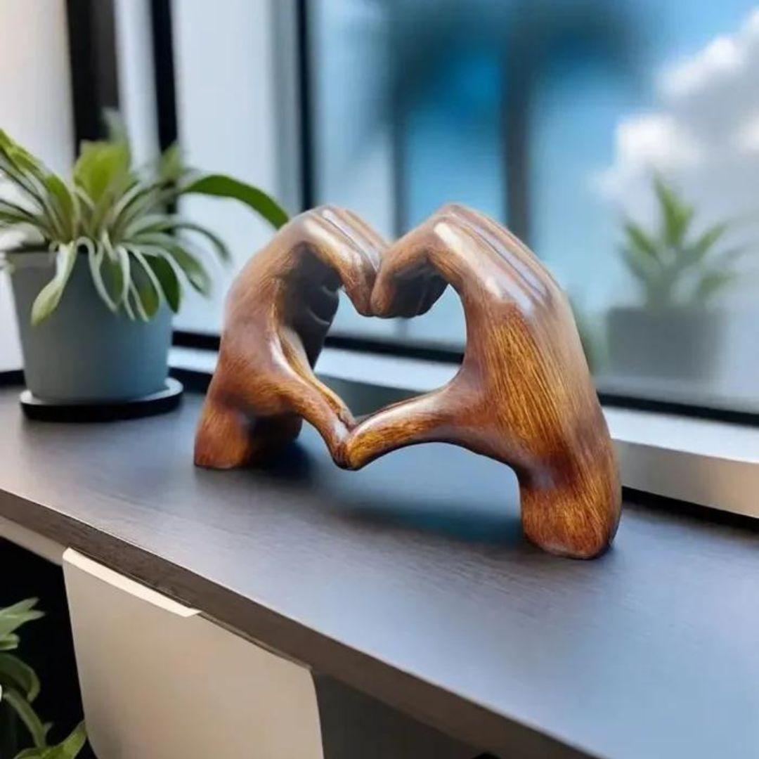 Liefdevol handgemaakte hart decoratie voor thuis, ideaal als modern woonaccessoire of cadeau.