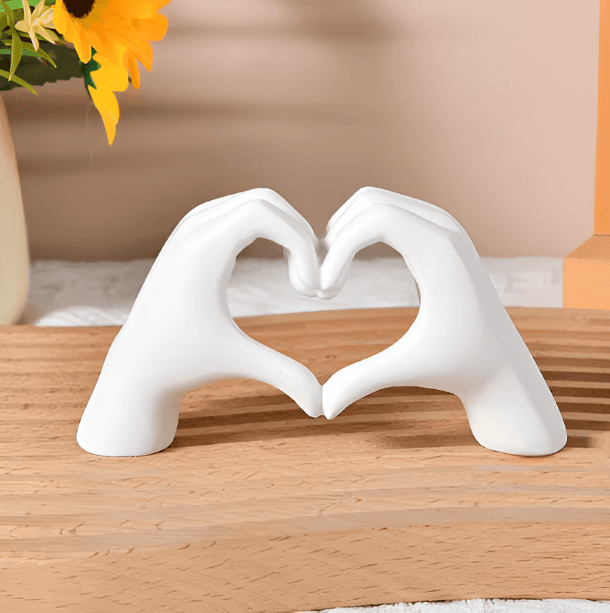 Artistieke handgemaakte hart figuur, een uniek kunstwerk dat liefde en warmte uitstraalt in huis.