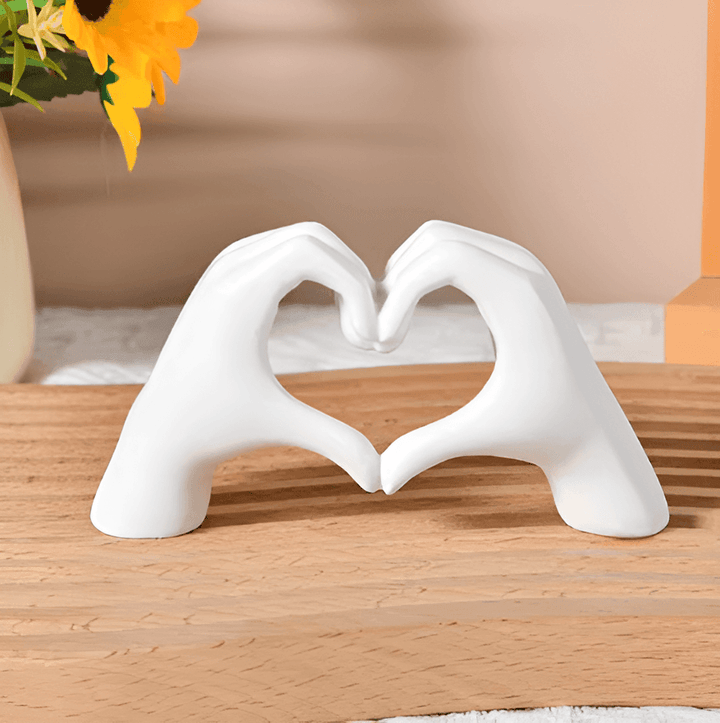 Artistieke handgemaakte hart figuur, een uniek kunstwerk dat liefde en warmte uitstraalt in huis.
