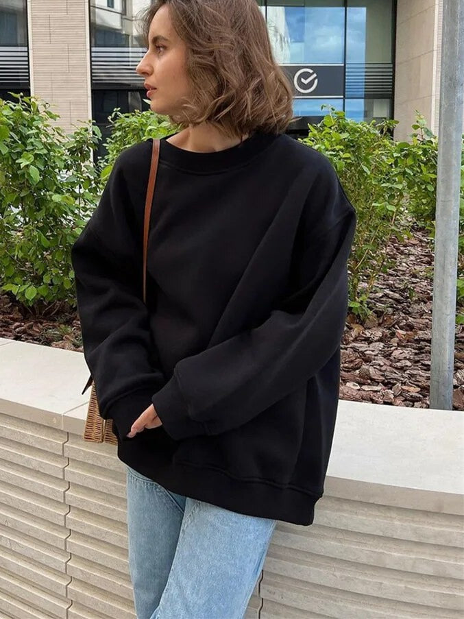"Liv Oversized Sweater zwart - Zachte, ontspannen pasvorm, veelzijdig design, perfect voor elk seizoen, casual en stijlvol."