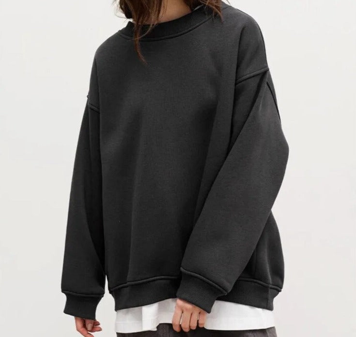 "Liv Oversized Sweater zwart - Zachte, ontspannen pasvorm, veelzijdig design, perfect voor elk seizoen, casual en stijlvol."