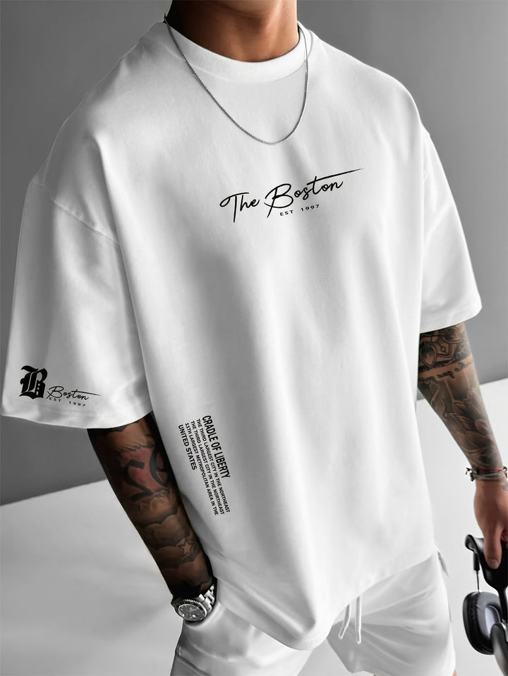 Loose fit heren t-shirt met opvallende slogan print, ideaal voor streetwear en zomerse casual looks.