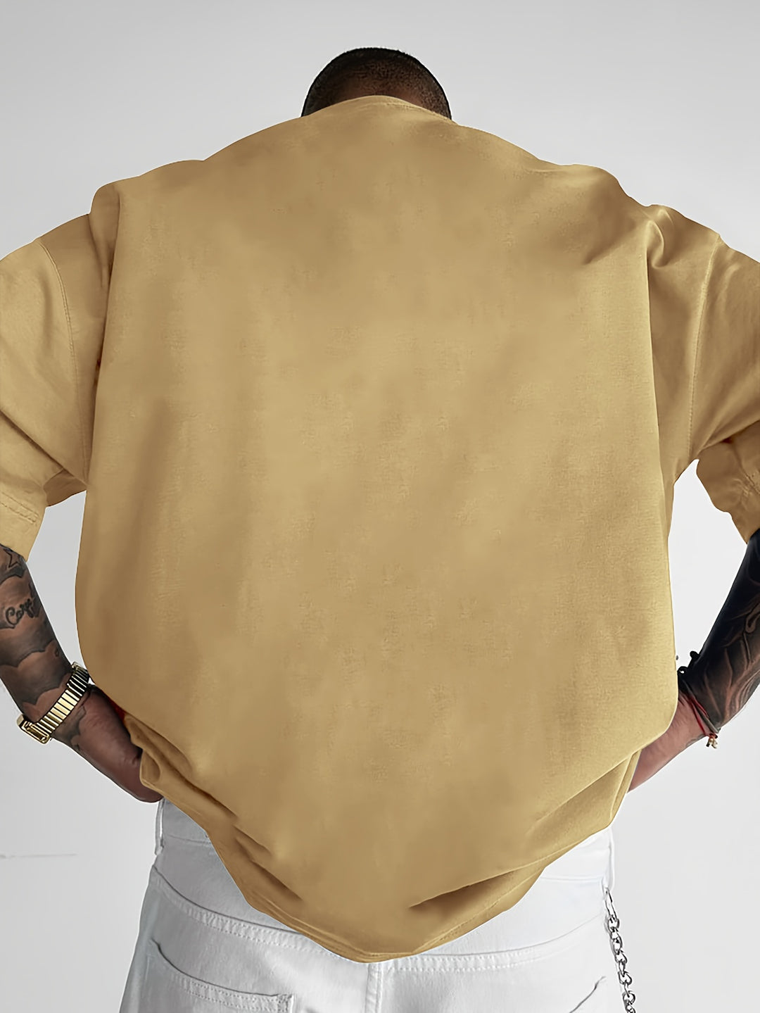 Casual heren t-shirt met korte mouwen en opvallende slogan, ideaal voor een relaxte zomerse outfit.